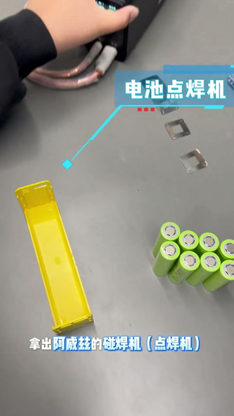 小学生自制2万毫安充电宝 小学生自制2万毫安大容量充电宝，帮邻居做的全透明赛博朋克风格